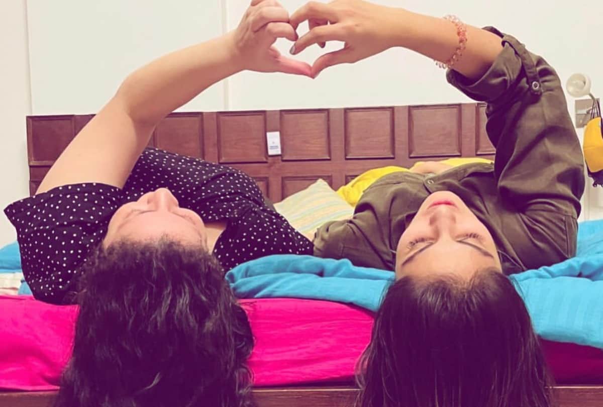 Rhea Chakraborty Share A Picture With Saand Ki Aankh Producer And Says Love Is Power