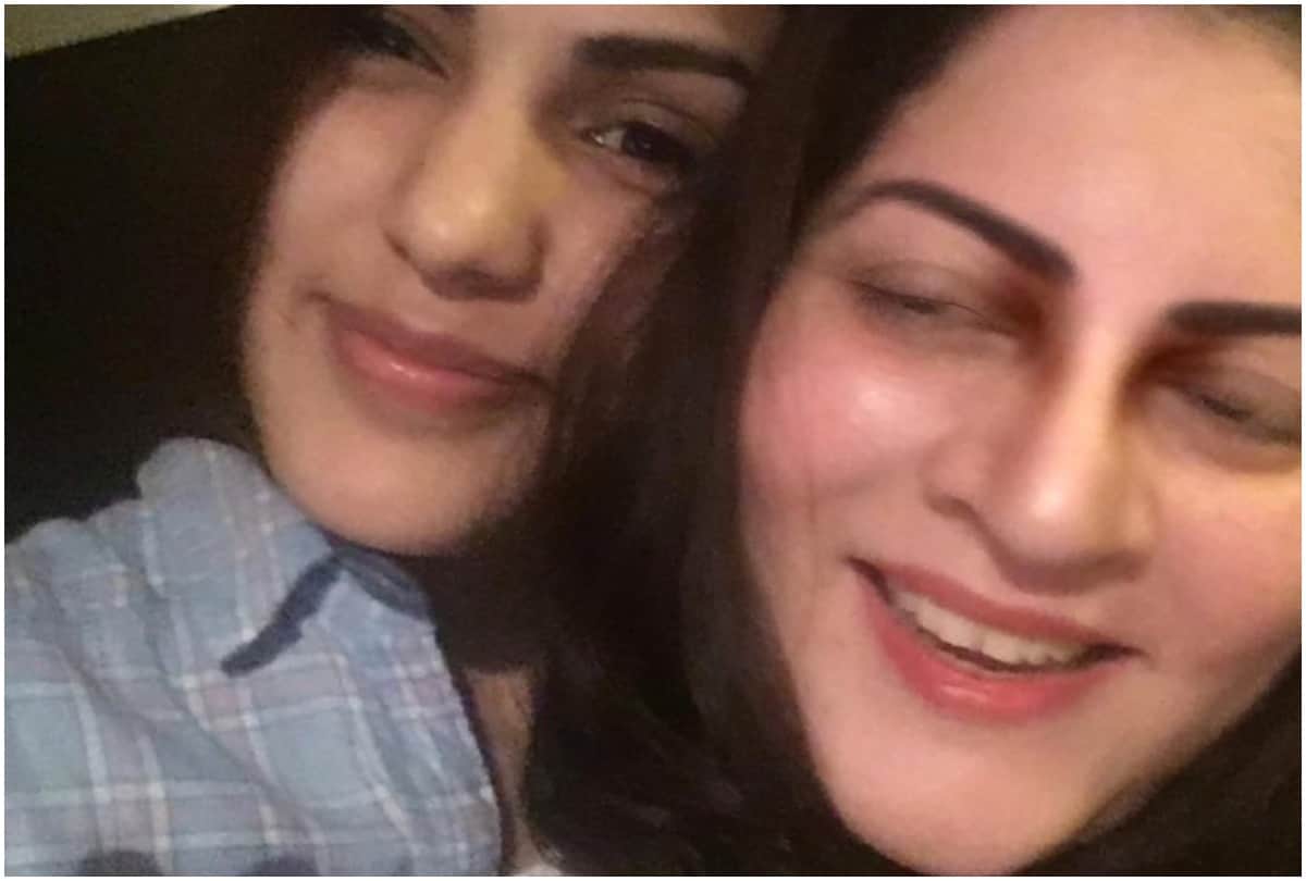 Rhea Chakraborty Share A Picture With Saand Ki Aankh Producer And Says Love Is Power