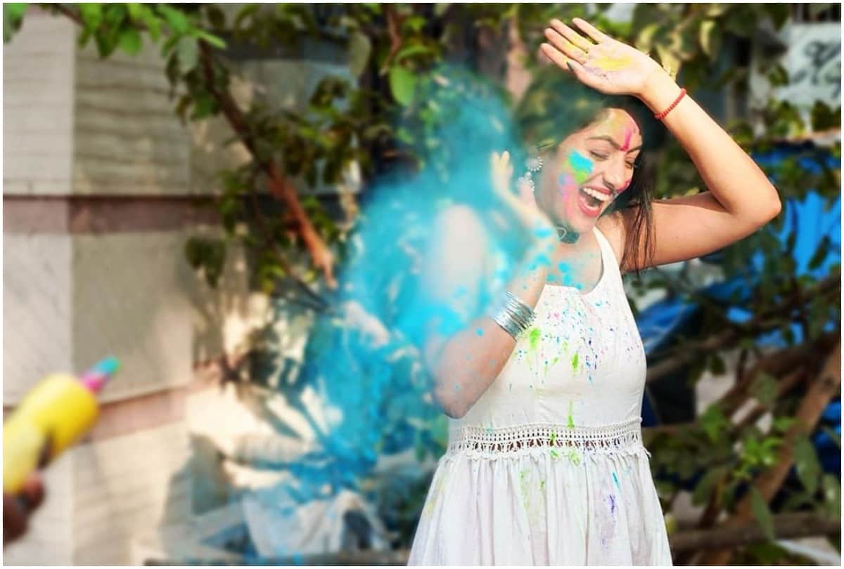 Diya Aur Baati Hum Fame Actress Deepika Singh Plays Holi Share Pictures On Social Media