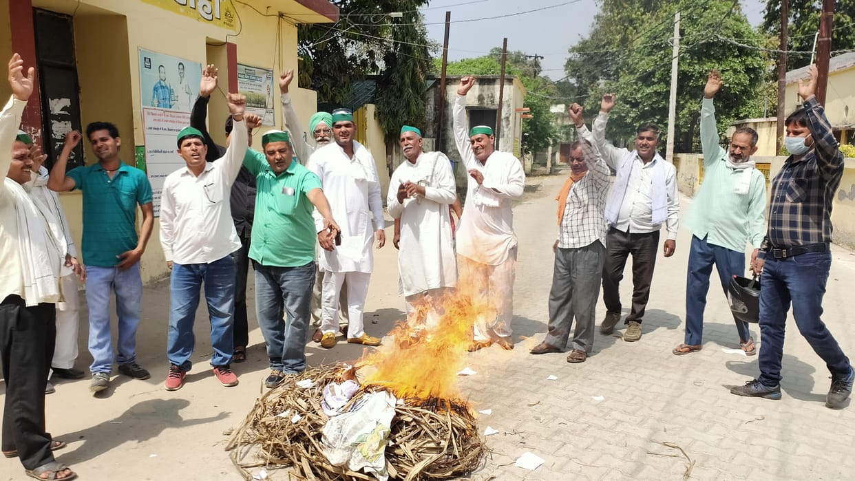 The activists of Bhakiyu Asli burnt copies of agricultural laws
