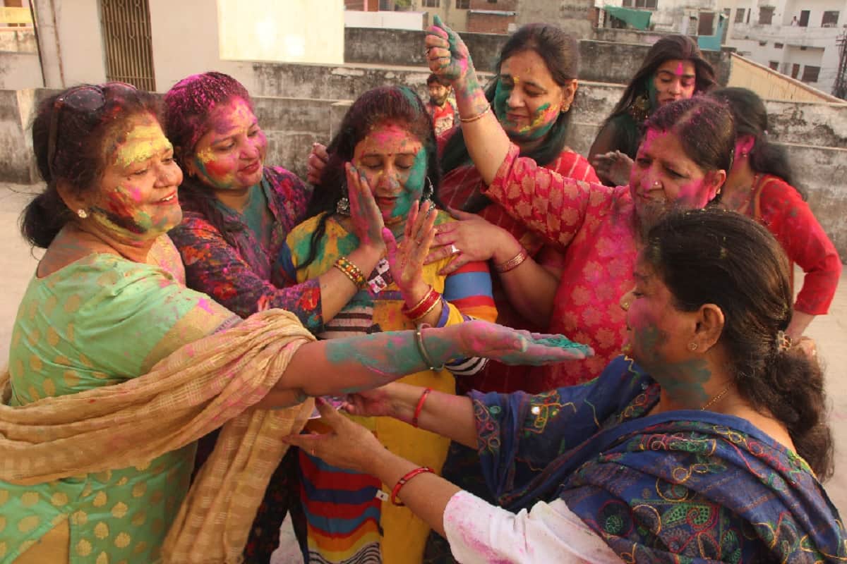 holi 2021 during playing colour not to wear these type of clothes