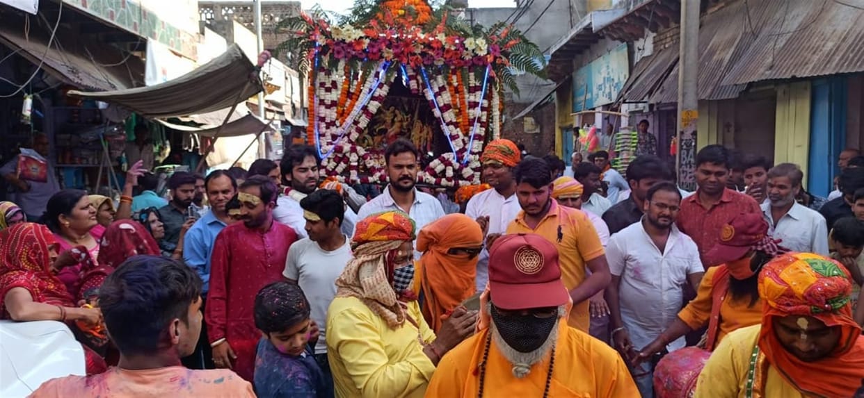 Hathras: Thakurji's grand palanquin procession marches in Sadabad