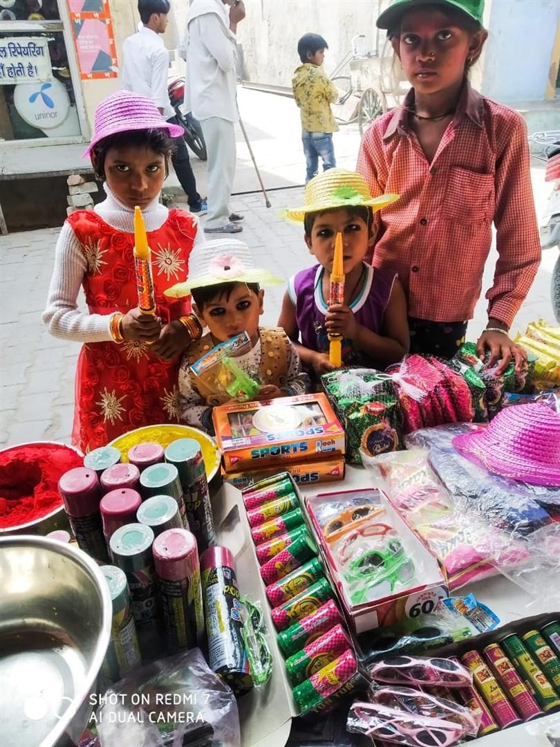 Hathras: Holi floods, colorful showers