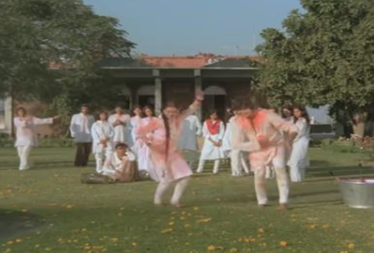 Amitabh Bachchan Jaya bachchan and Rekha holi special song Rang Barse was loved by audience
