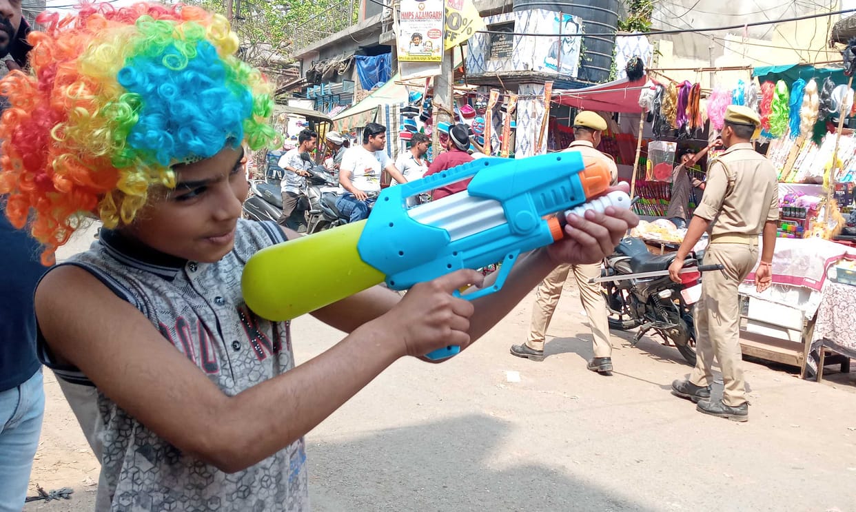 Fierce on the eve of Holi, people swing on foot
