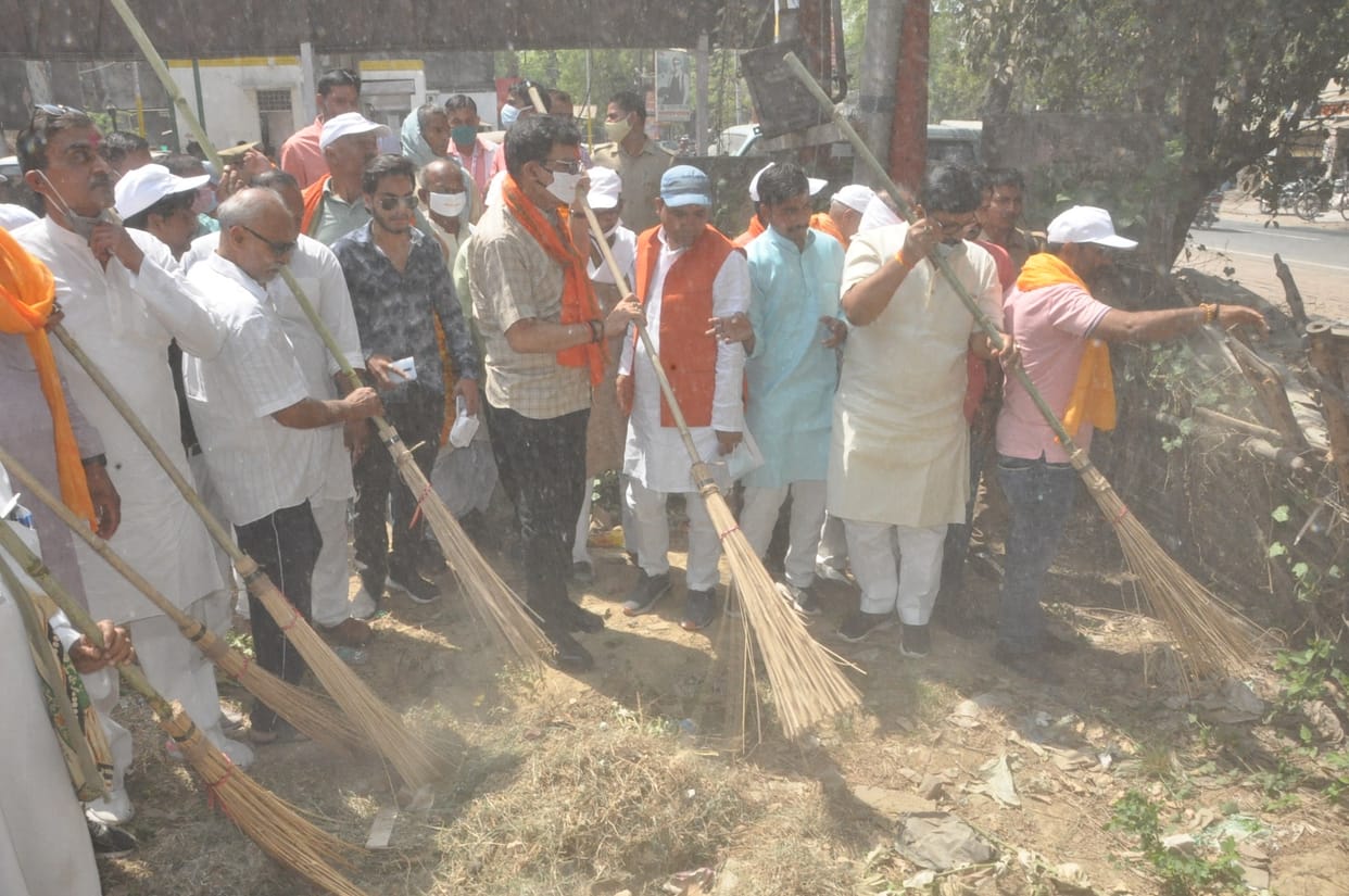 AK Sharma donated dustbin by donating shramdaan