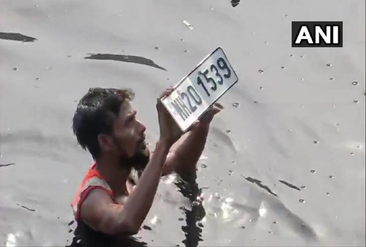 Mansukh Hiren death case : NIA takes Sachin Waze to the bridge over Mithi river in Mumbai s Bandra Kurla Complex in connection with the probe of hiren Maharashtra CPU
