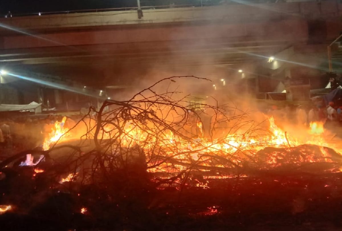 holi 2021 farmers protest farmers burnt Holika Dahan by burning copies of agricultural laws At Ghazipur border