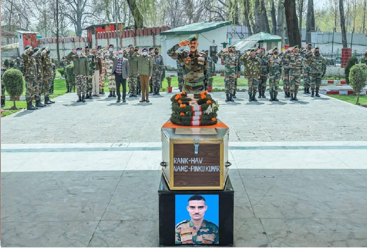Army paid tribute to Havildar Pinku Kumar who made supreme sacrifice at District Shopian jammu kashmir