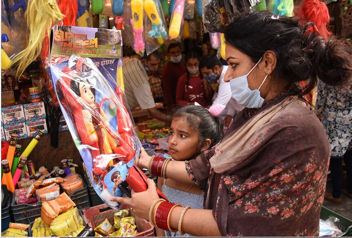 holi will be celebrated in jammu kashmir today, corona effect can be seen in markets