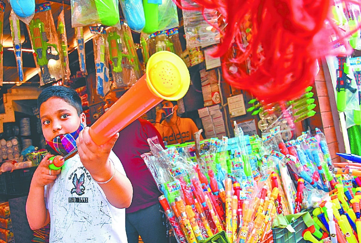 holi will be celebrated in jammu kashmir today, corona effect can be seen in markets