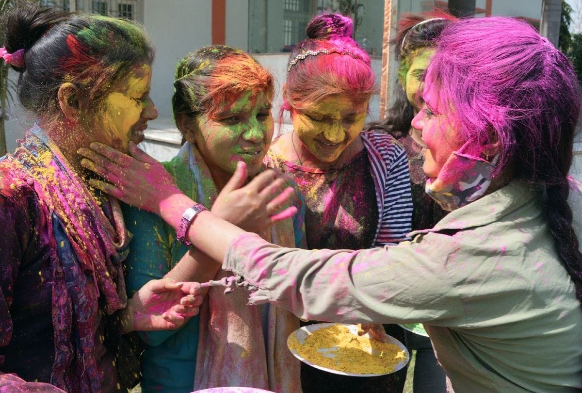holi celebrations in firozabad after holika dahan