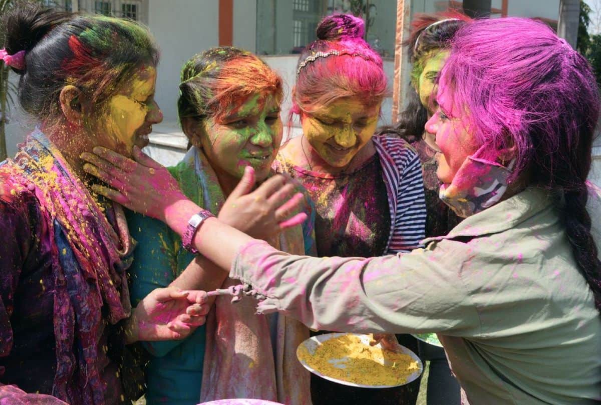 Holi 2022Fashion Tips Not to Wear These Type of Clothes During Playing Color