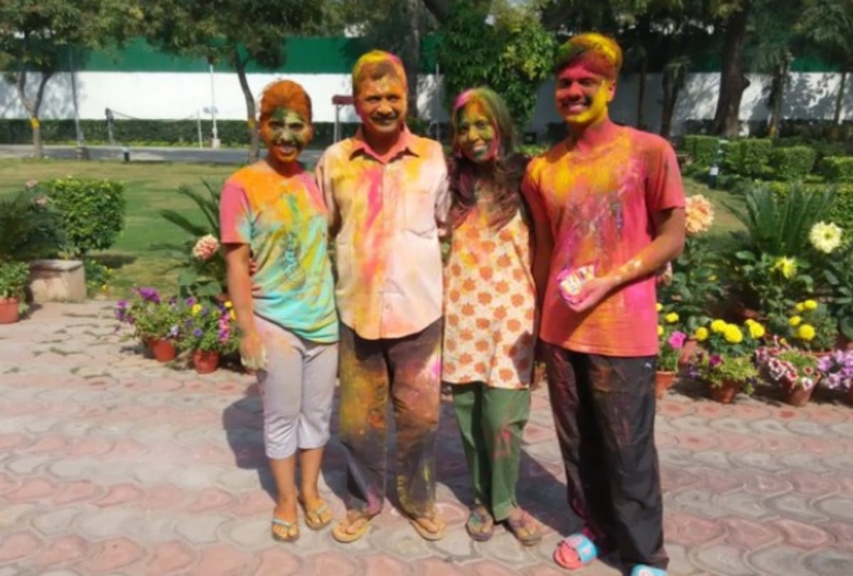 Delhi CM kejriwal appeals delhi people to play holi only with family ddma restricts number of invitees in wedding parties and funerals
