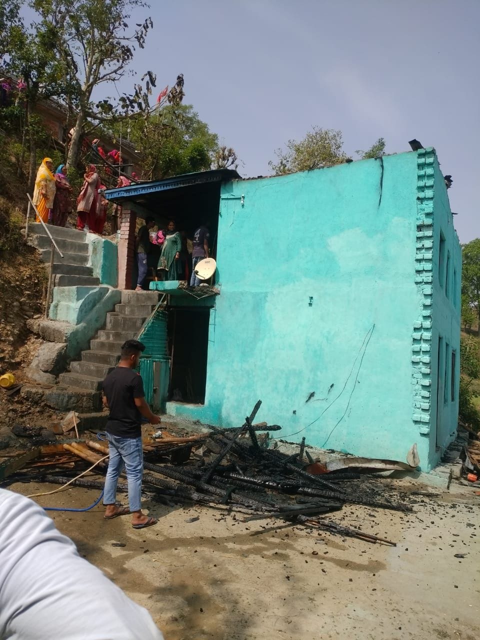 Slatposh houses burnt in Khatarwad, loss of millions