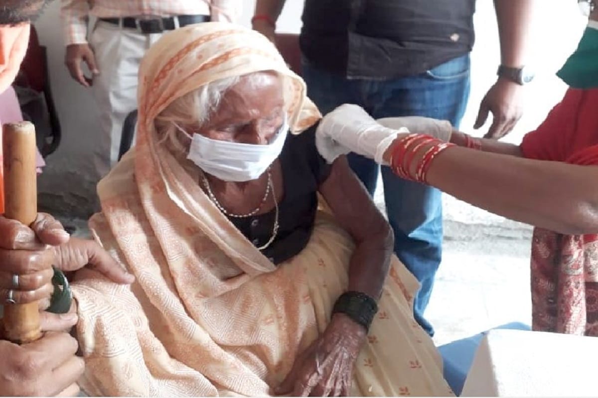 102 years old Mahadei gets Corona vaccine in Jaunpur