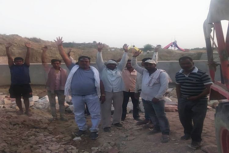 चेकडैम में लापरवाही को लेकर ग्रामीणों का हंगामा