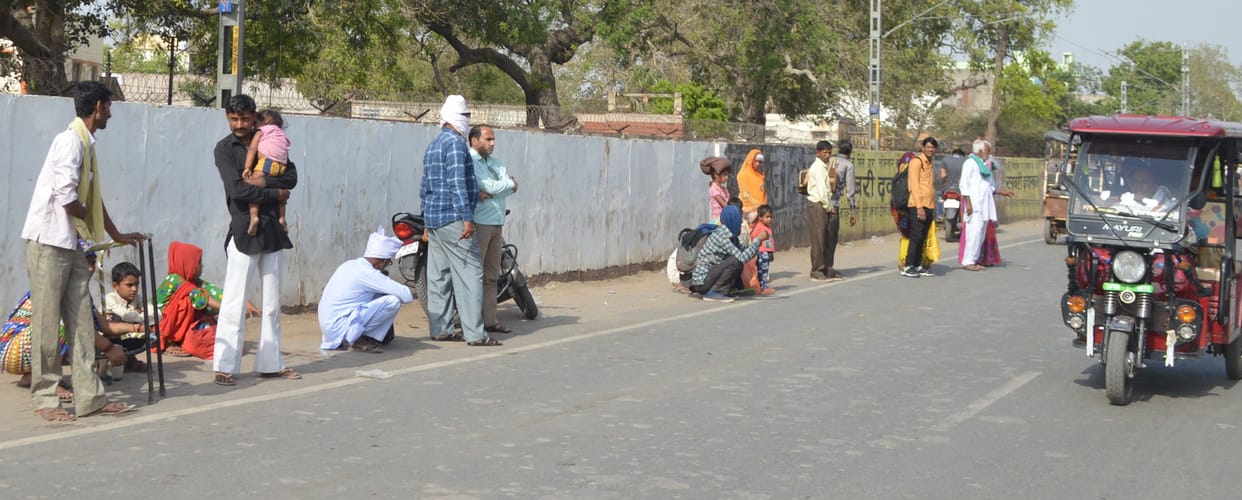 Hathras: Huge rush in trains and buses on Holi
