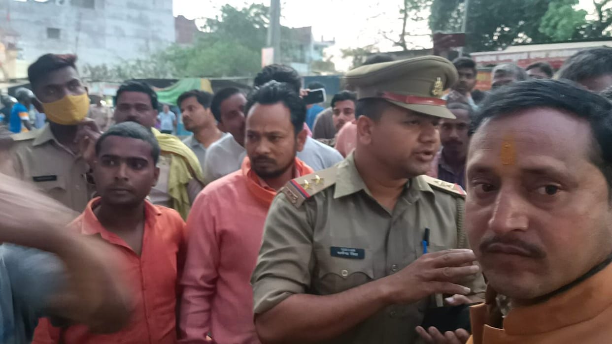 Villagers injured in the fight broke down, the villagers jammed the body by placing it at the Kotwali gate