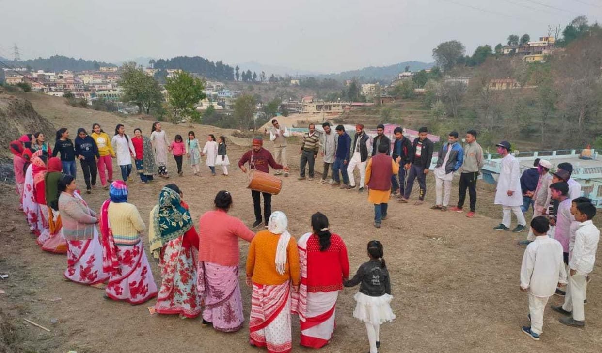 Holi splashes all over the mountain