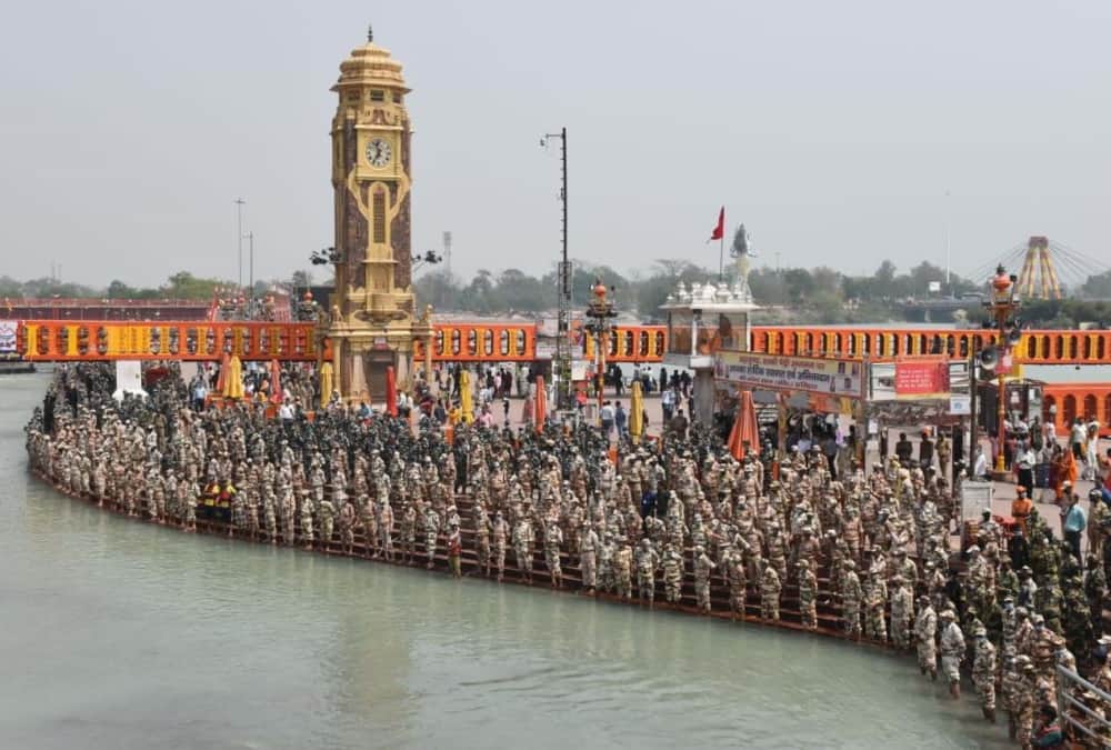 Haridwar Mahakumbh 2021: Police and paramilitary forces Take oath of safe Kumbh on Har Ki pauri Photos