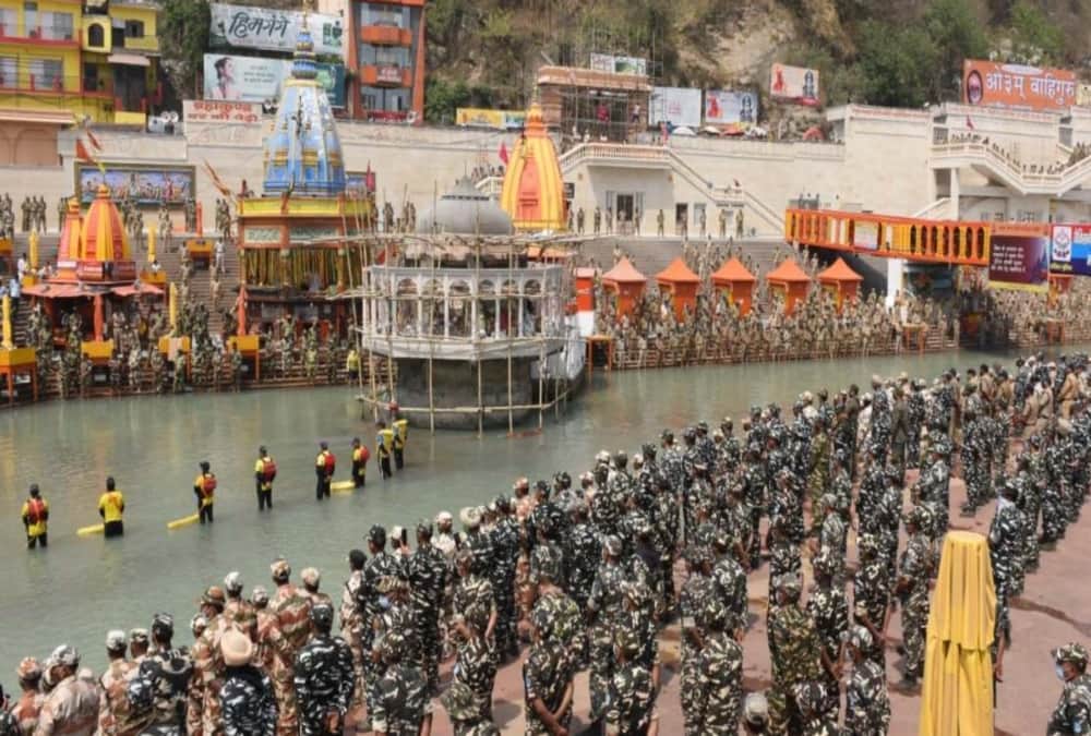Haridwar Mahakumbh 2021: Police and paramilitary forces Take oath of safe Kumbh on Har Ki pauri Photos