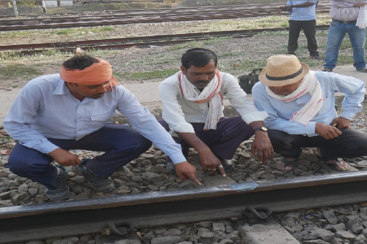 Emergency brakes of train railway track was blocked in many places in Mirzapur
