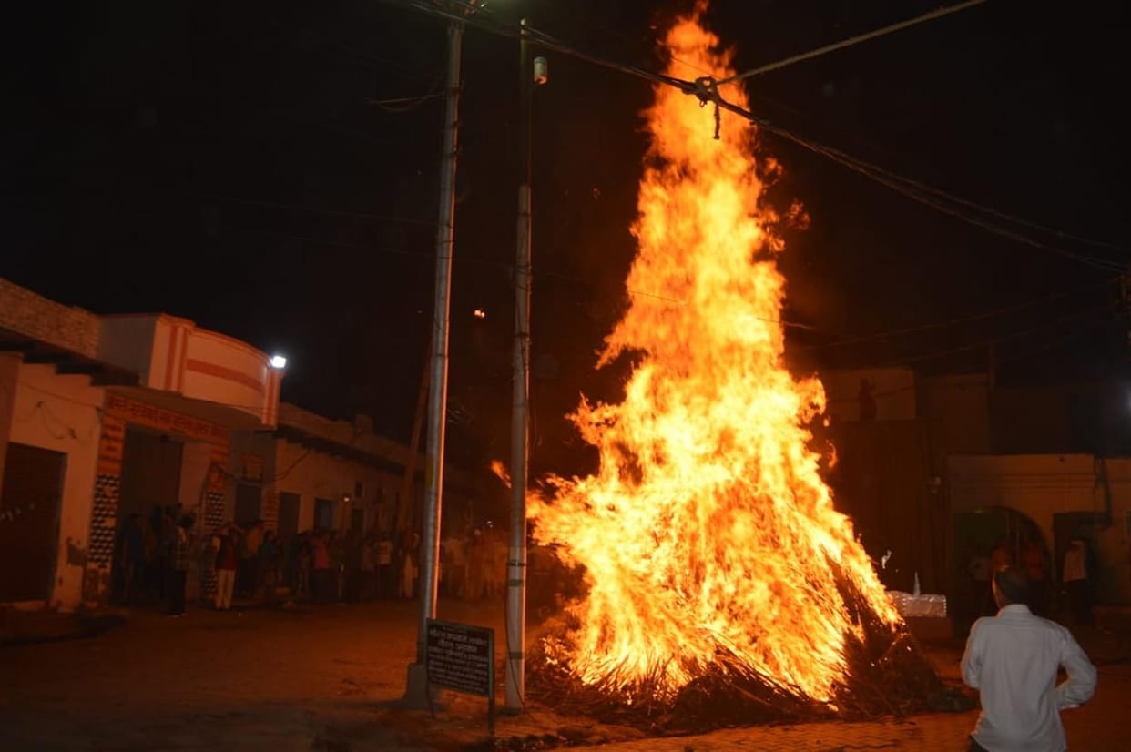 Hathras: Holika Dahan, a round of good wishes