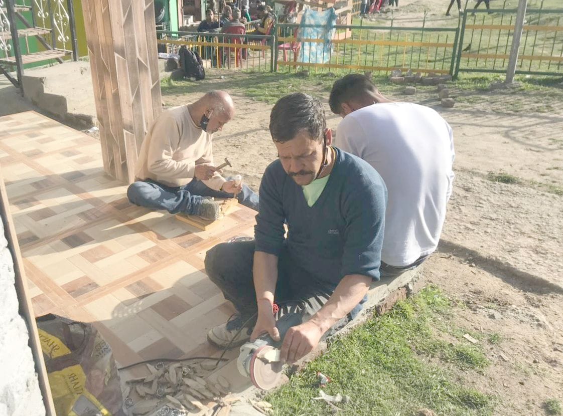 The skill of craftsmen attracting tourists in Khajjiar , chamba news