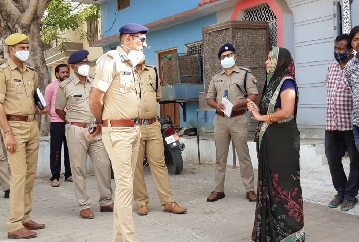 jhansi police constable fired in a posh area injured himself 