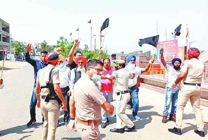 BJP leaders face farmers protest in Many Districts of Punjab