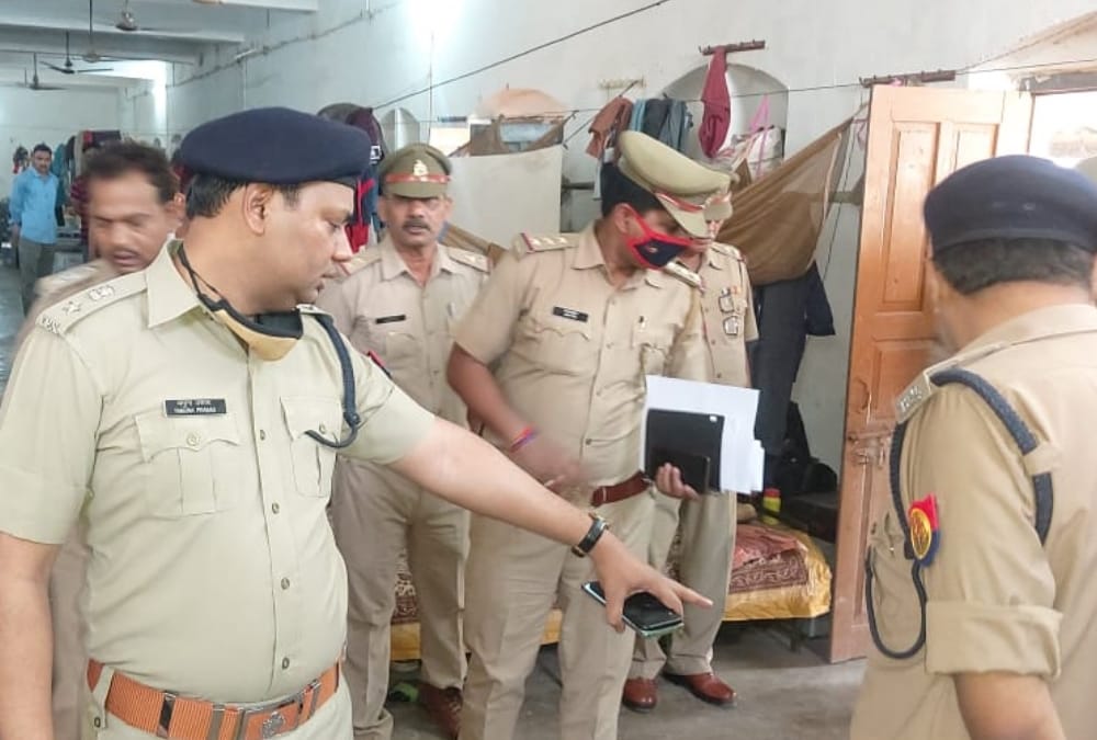 A Policeman commits suicide in barabanki Police line.