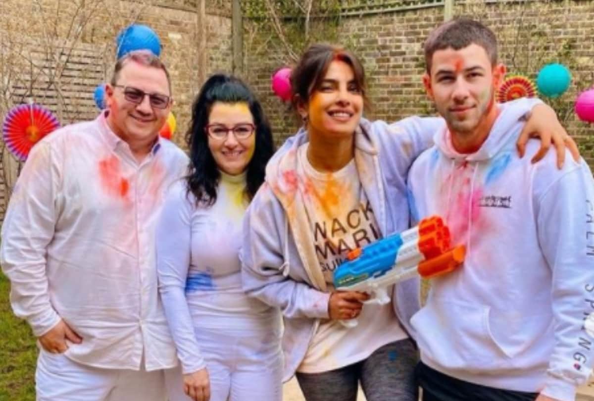 Shah Rukh Khan And Gauri Khan  Holi Party Vintage Video Is Hitting Internet