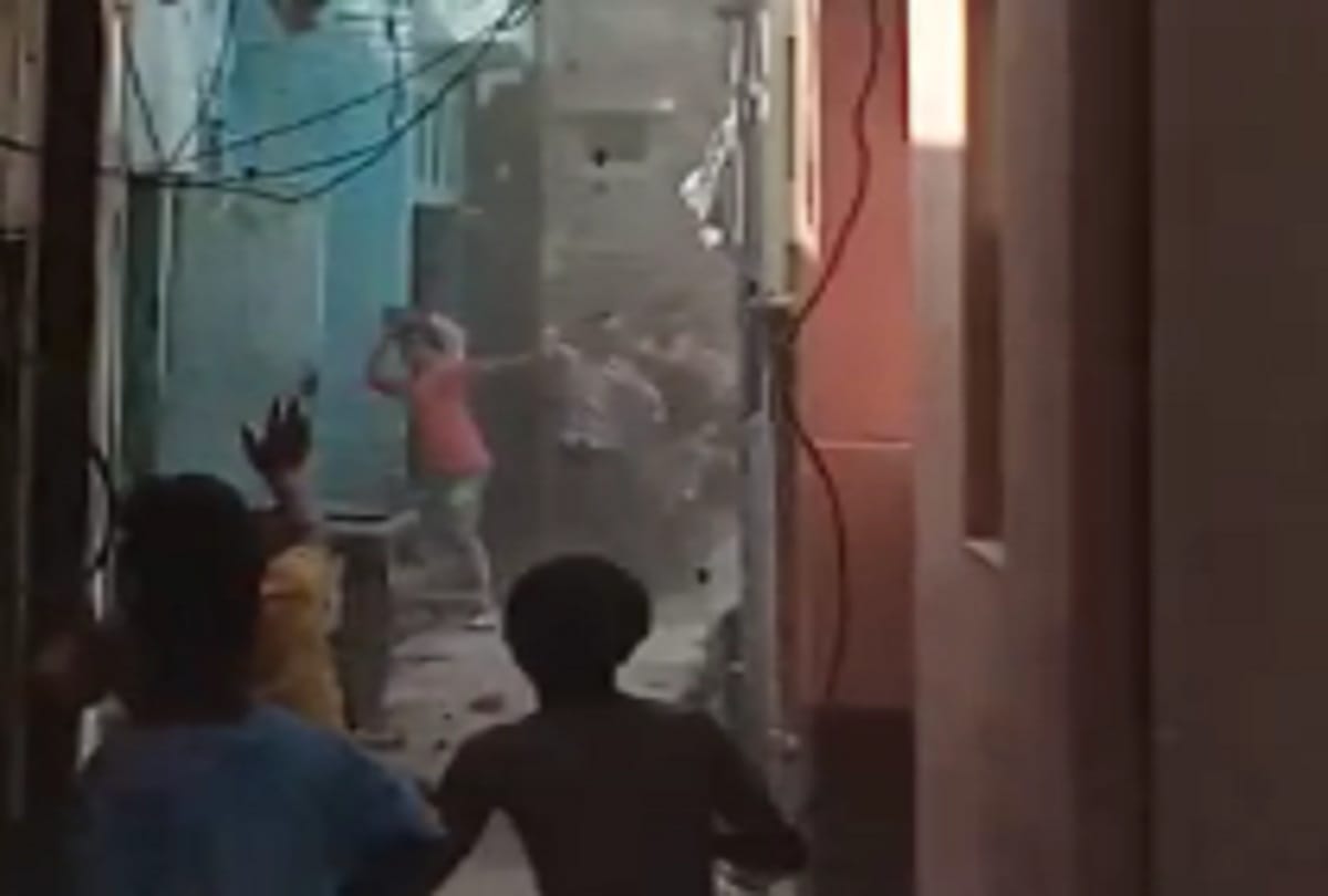 Controversy between two parties while playing Holi, stone pelting in aligarh