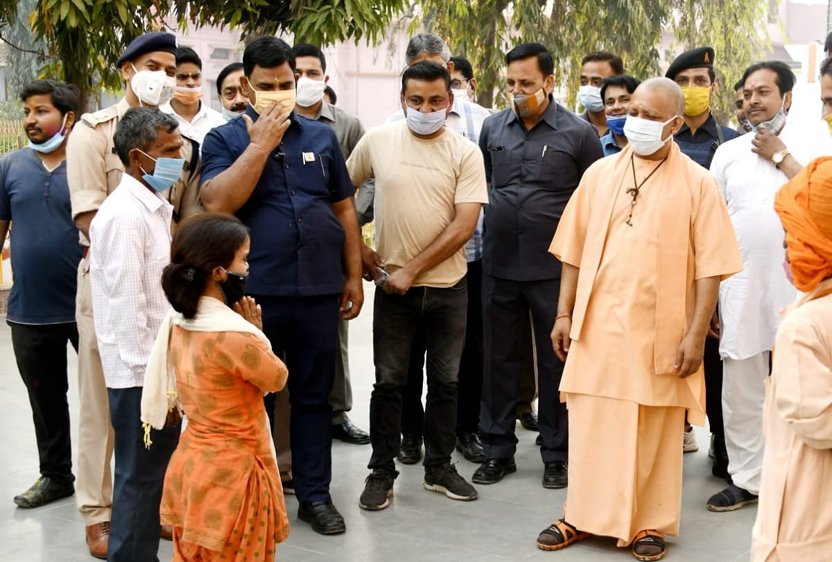 CM Yogi celebrates holi in Gorakhpur appeals people to follow covid guidelines