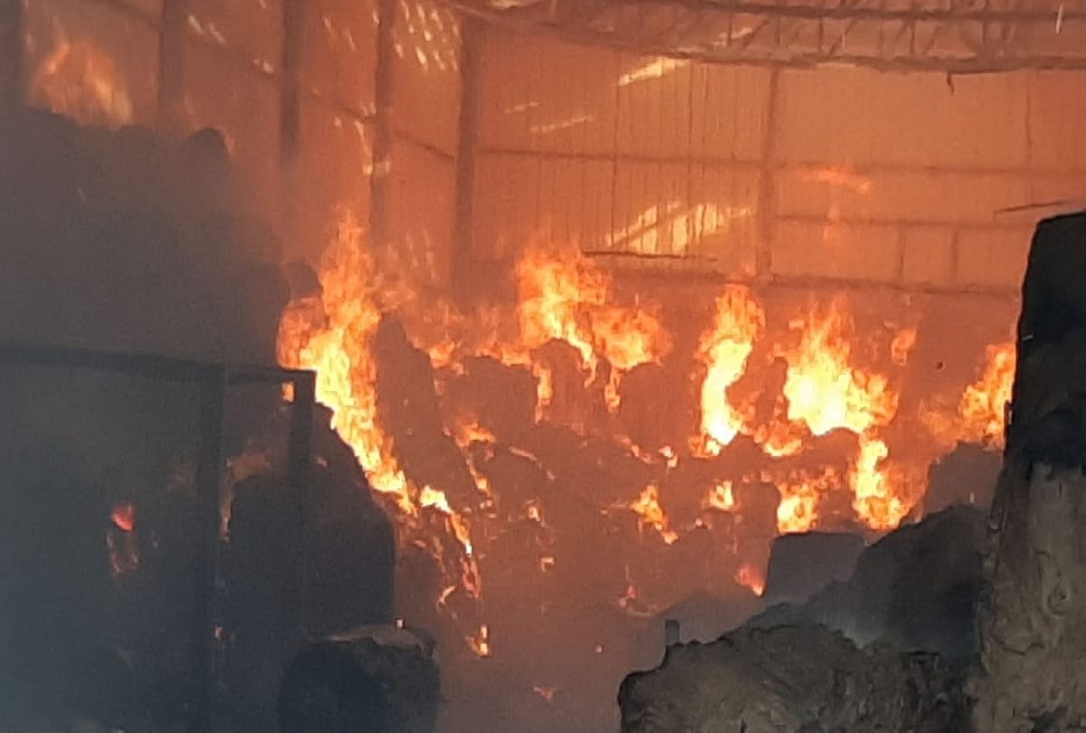 fire breaks out in Bawana 100 slums burnt to ashes torn LPG cylinders 15 fire engines were caught