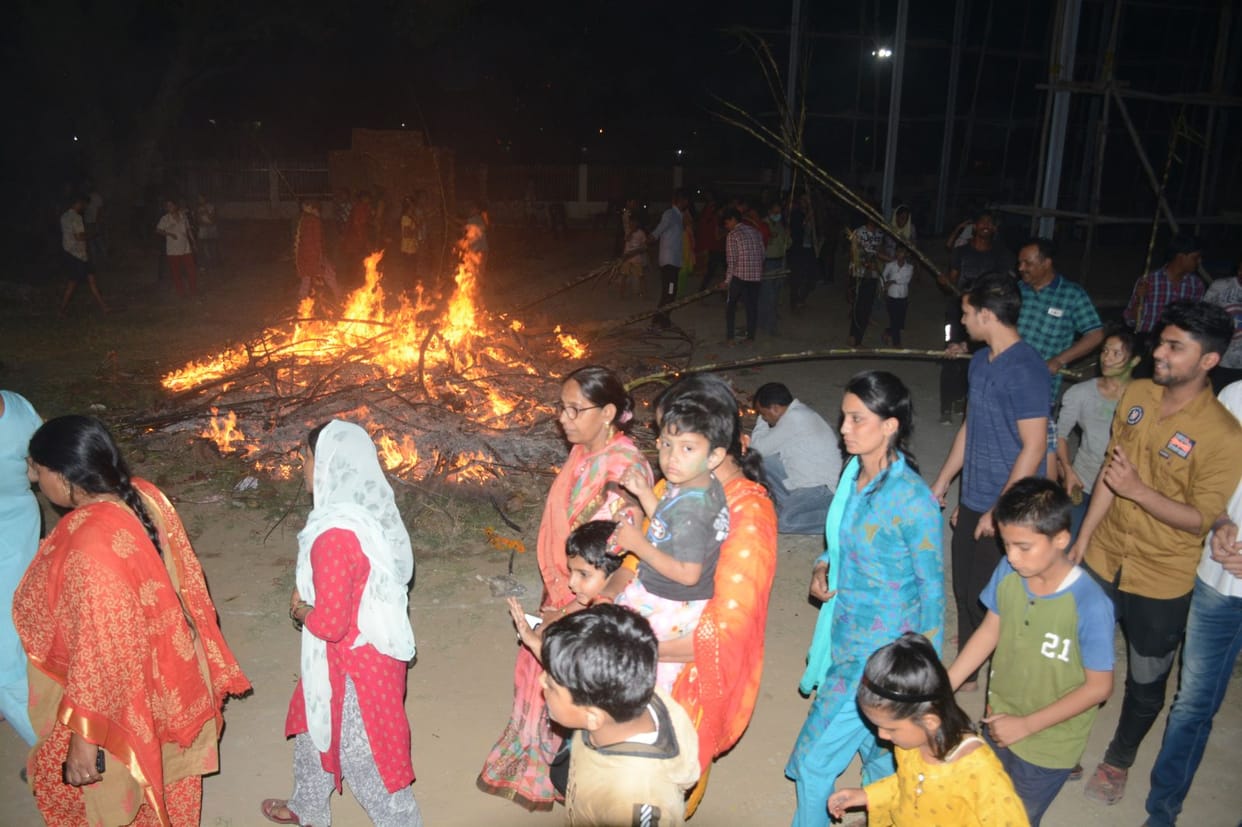 Holika worshiped and sought the happiness of the family