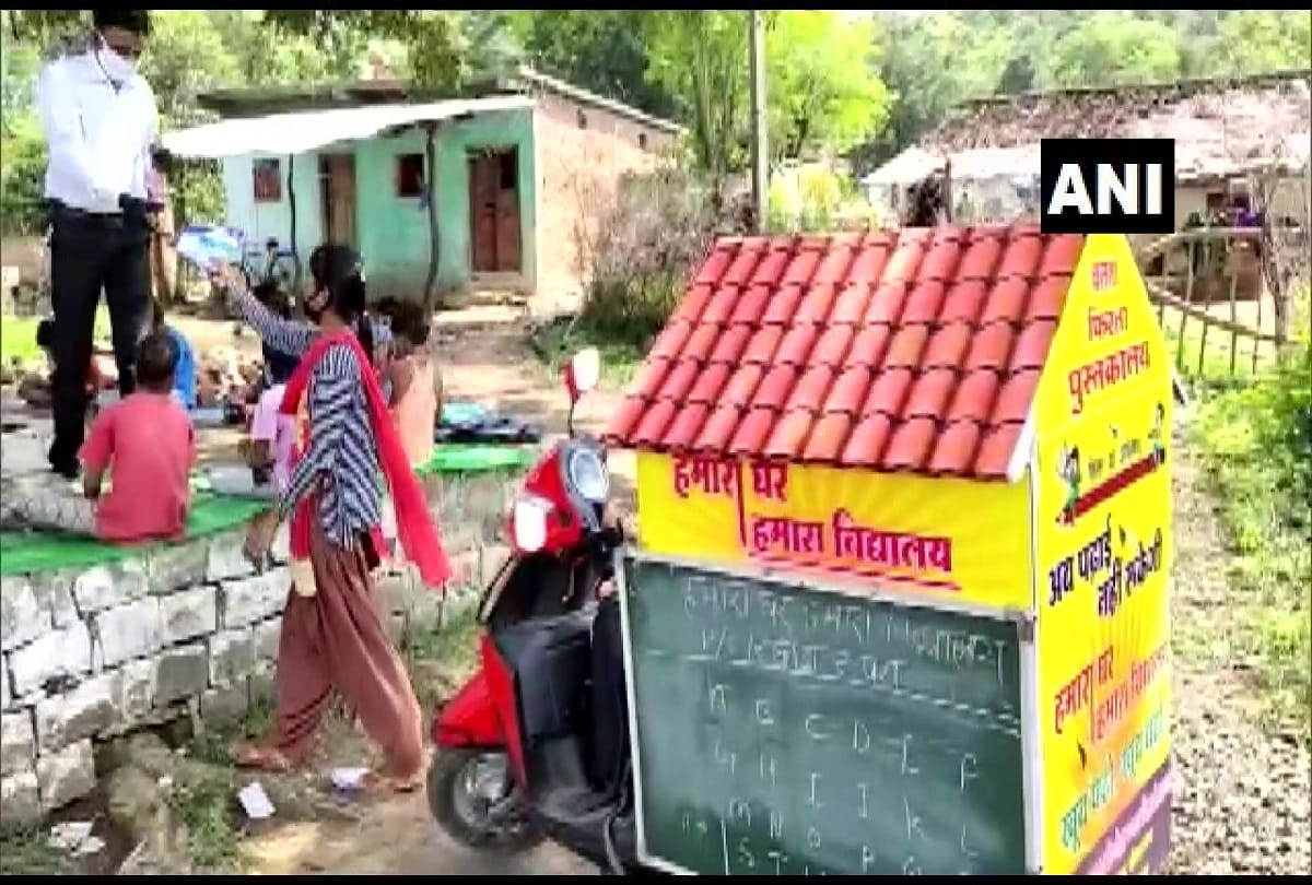 Madhya Pradesh: A govt school teacher has set up a mini library on his scooter and teaches students in different villages of Sagar