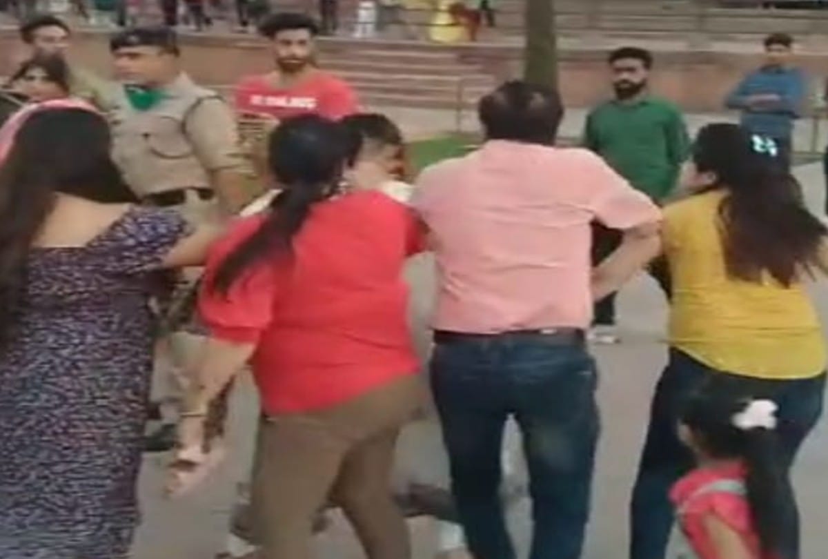 clash between tourists at taj mahal on weekend