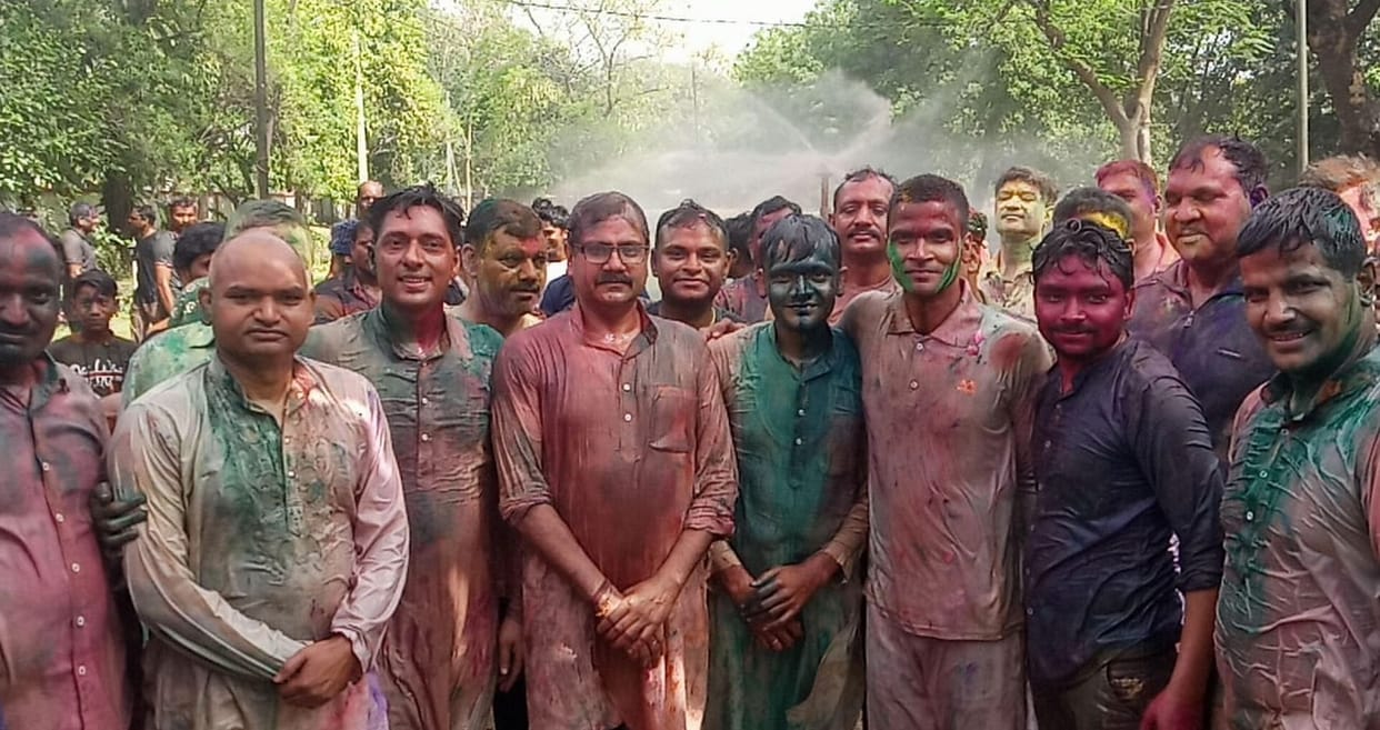 Police fiercely played Holi on Dooj