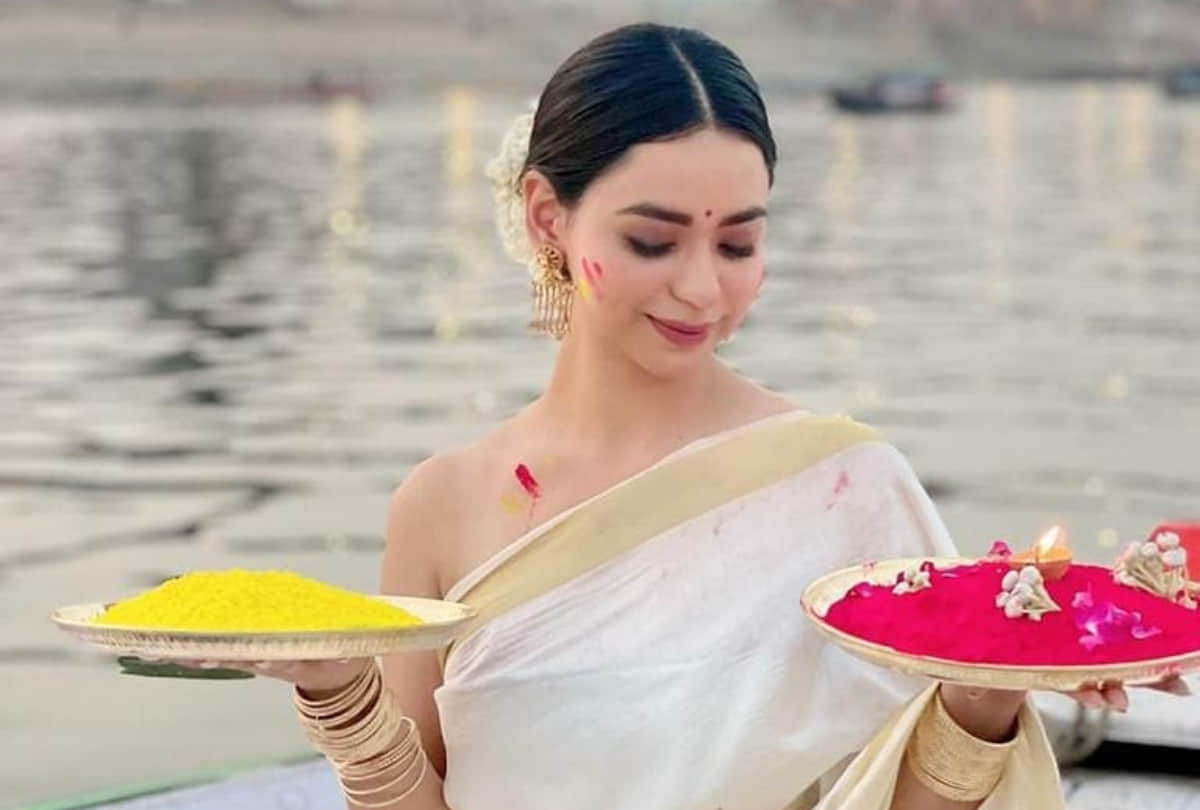 soundrya sharma wear backless blouse in varanasi holy ghat