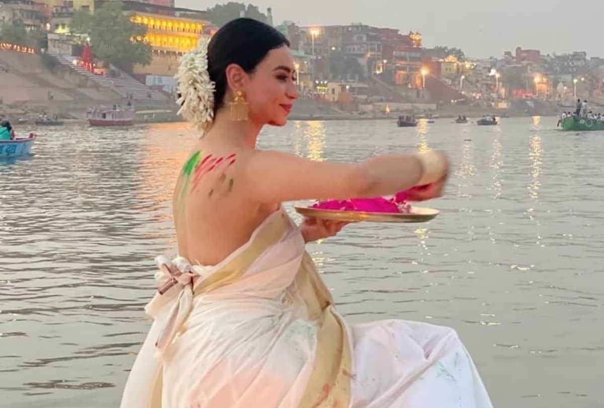 soundrya sharma wear backless blouse in varanasi holy ghat