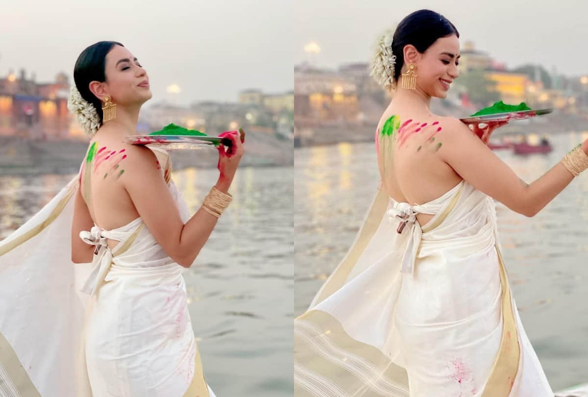 soundrya sharma wear backless blouse in varanasi holy ghat