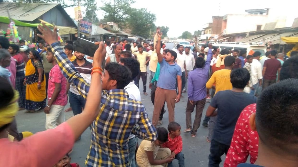 Villagers raging on police, highway blocked by keeping dead body