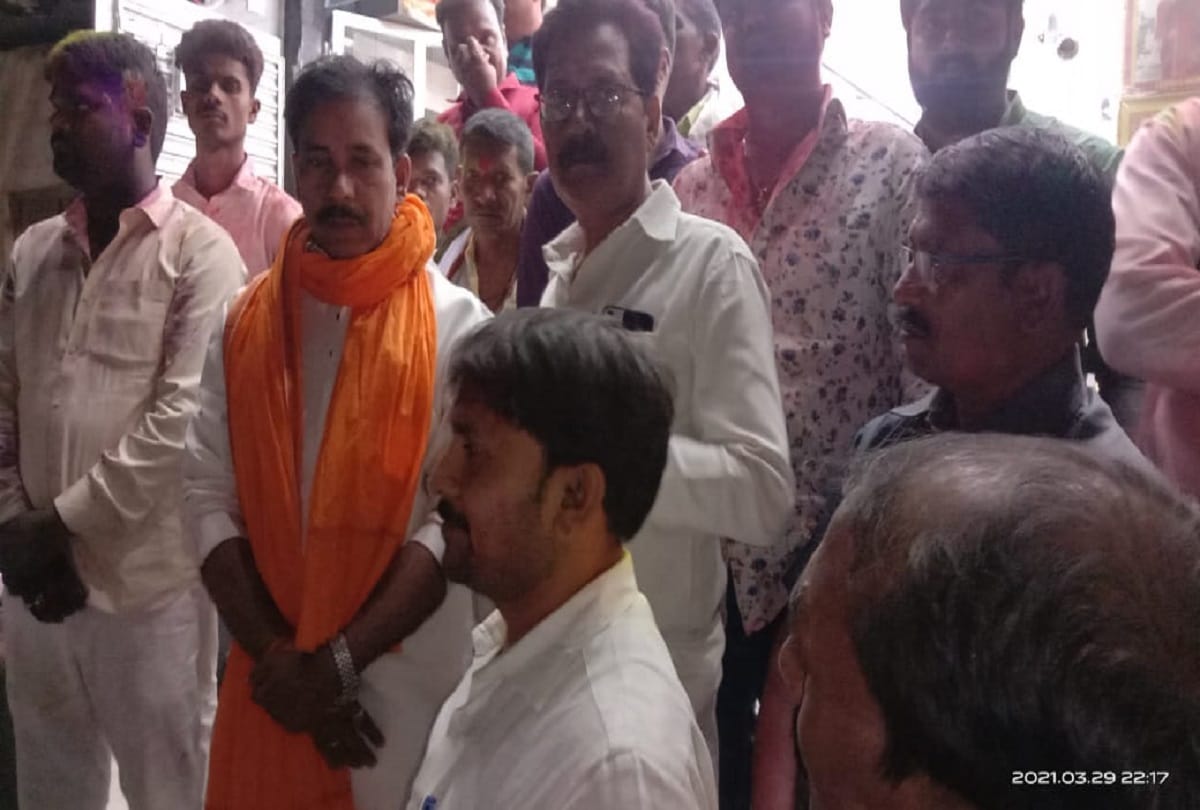 man killed due to protest over pour colour on his wife in varanasi