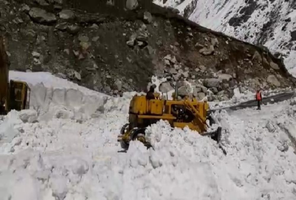 Uttarakhand Weather News: BRO Team Removing Snow from Mana pass on china border photos