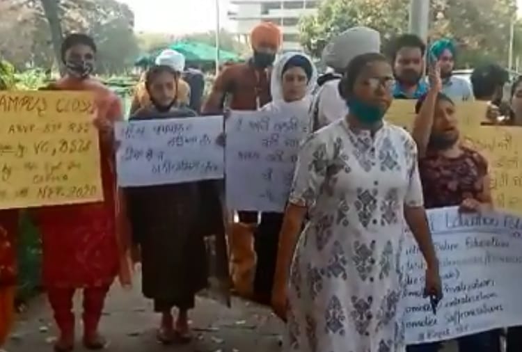Professor advised to protestor girls to use boys toilet at Panjab University of Chandigarh