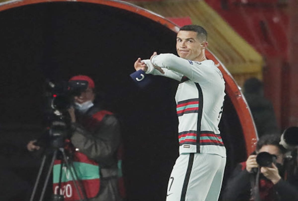 Cristiano Ronaldo armband up for auction in Serbia to help babies