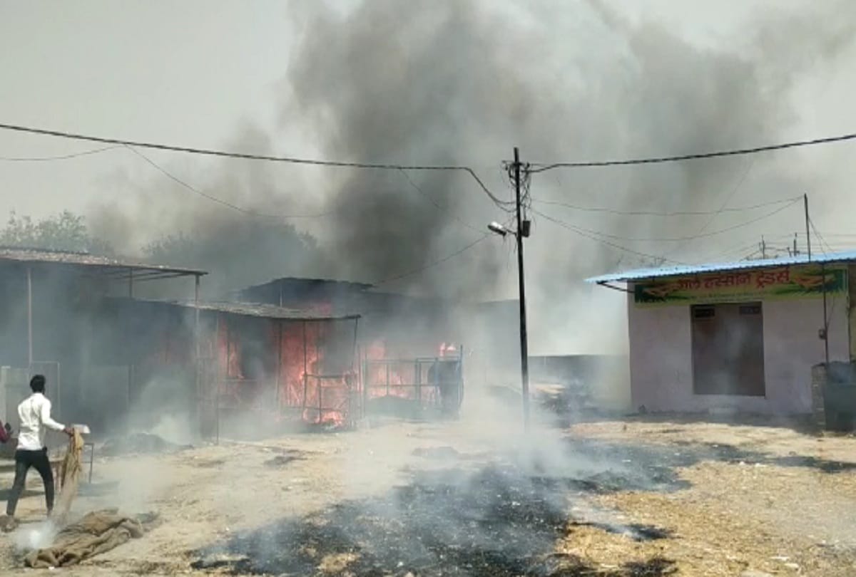 Four shops in Fruit market caught fire from short circuit in aligarh
