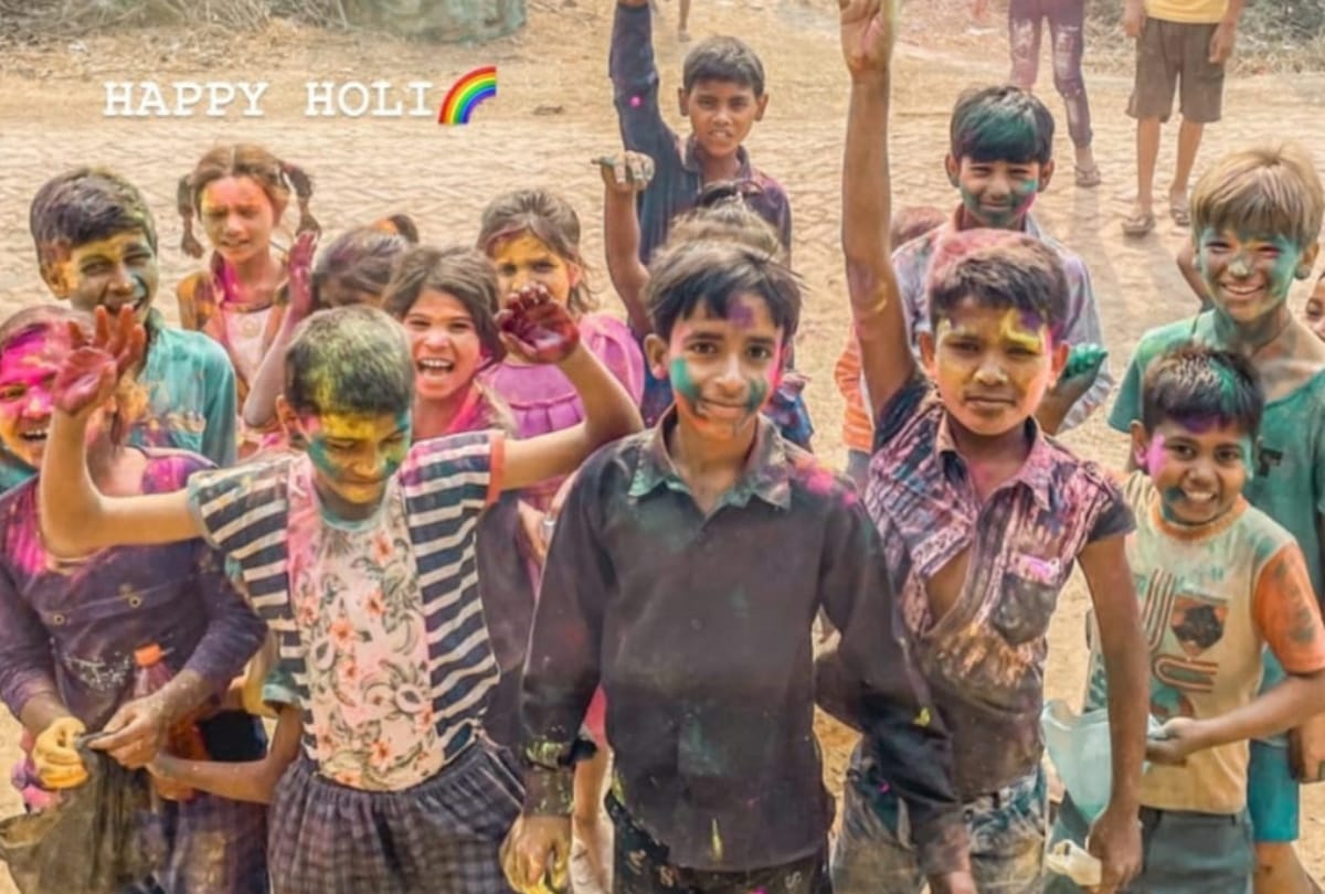 French family played Holi with villagers in maharajganj